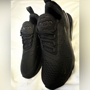 Nike Women's Air Max 270 Casual Sneakers authentic/New/no box sizes 8 and 6